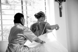 novia tatuada, novia,boda, matrimonio,casamiento,ayudando a la novia, vistiendo a la novia