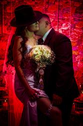 novia de frente , novia con yugo, arreglo de la novia, silueta de novia, novia con rosas blancas, novia con fondo azul boda casamiento , matrimonio, novios , pareja de casados , esposos, boda , novia con sombrero, liga , yugo y liga, foto sensual de novios